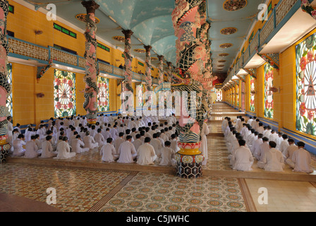 L'Asie, Vietnam, Tay Ninh, nr. Ho Chi Minh Ville (Saigon). Saint-siège caodaïste de Tay Ninh. Les Cao Dai cérémonie dans la salle de prière du Banque D'Images