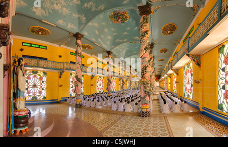 L'Asie, Vietnam, Tay Ninh, nr. Ho Chi Minh Ville (Saigon). Saint-siège caodaïste de Tay Ninh. Les Cao Dai cérémonie dans la salle de prière du Banque D'Images