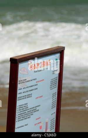 L'Asie, Vietnam, Nha Trang. Service de plage 'publicité' à la promenade de la plage de Nha Trang Tran Phu. Banque D'Images