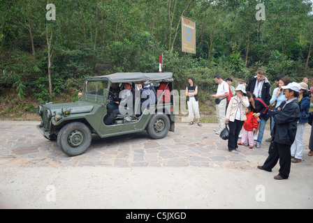 L'Asie, Vietnam, mon fils près de Hoi An. À l'aide d'ex-armée Ford MUTT M151 4x4 de touristes sont entraînés par la porte de mon fils site principal. Banque D'Images