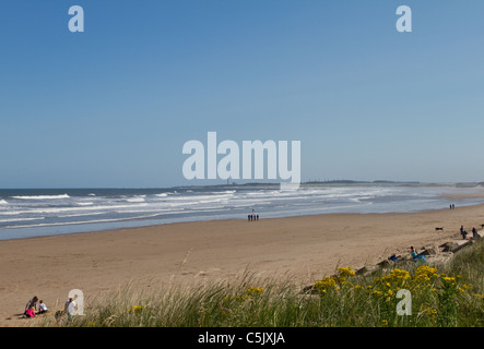 Druridge Bay en direction de Lynemouth power station, la côte de Northumberland. Banque D'Images