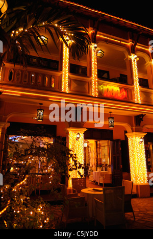 L'Asie, Vietnam, Hoi An. Hoi An old quarter. Magnifiquement illuminés de restaurant sur la rue Tran Hung Dao, bâtiments historiques Banque D'Images