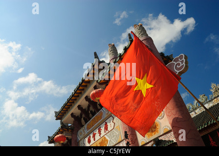 L'Asie, Vietnam, Hoi An. Hoi An old quarter. Drapeau vietnamien soufflant doucement à l'entrée de la salle de l'Assemblée Hoi Quan Quang Banque D'Images
