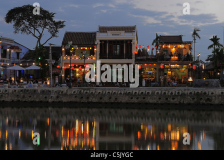 L'Asie, Vietnam, Hoi An. Hoi An. À partir de la rivière Bach Dang promenade surplombant la promenade de l'autre une Hoi An Banque D'Images