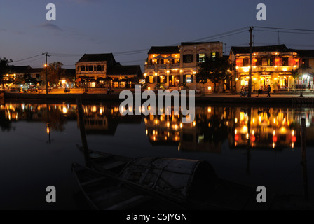 L'Asie, Vietnam, Hoi An. Hoi An old quarter. Vue sur la rivière Thu Bon sur la magnifique promenade le long de la rivière Bach Dang avec c'est Banque D'Images