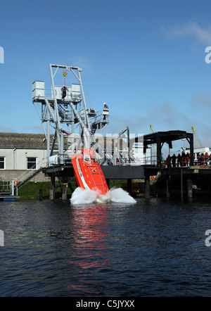 L'ordre (voir d'autres images) de la chute libre d'être formateur sauvetage largué dans l'eau. Banque D'Images