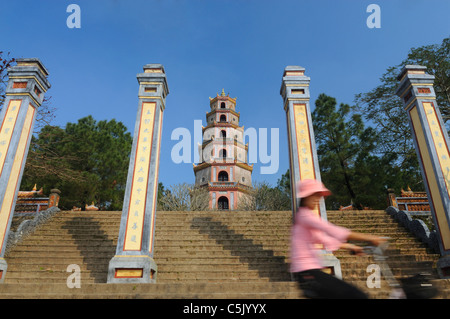 L'Asie, Vietnam, Hue. Vietnamienne sur location passer le Thap Phuoc Duyen (Source de bonheur Tour) à la Pagode Thien Mu (Heavenly Banque D'Images