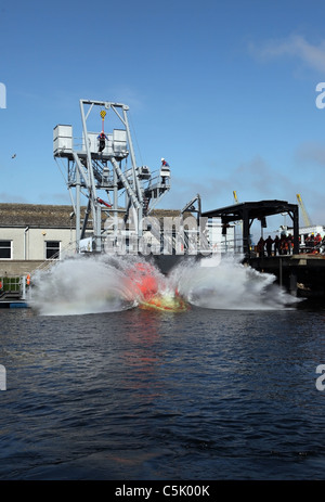 L'ordre (voir d'autres images) de la chute libre d'être formateur sauvetage largué dans l'eau. Banque D'Images