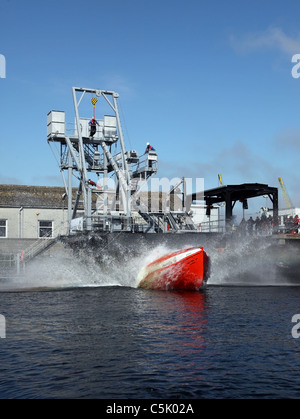 L'ordre (voir d'autres images) de la chute libre d'être formateur sauvetage largué dans l'eau. Banque D'Images