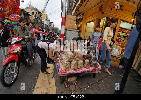 L'Asie, Vietnam, Hanoi. Vieux quartier de Hanoi. Famille vietnamienne faire le shopping de leur moto. Banque D'Images