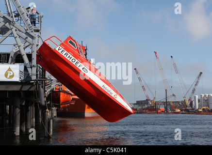 L'ordre (voir d'autres images) de la chute libre d'être formateur sauvetage largué dans l'eau. Banque D'Images