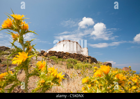 Une chapelle orthodoxe grecque sur un promontoire au-dessus de Skala Eresou sur Lesbos, Grèce. Banque D'Images