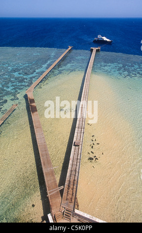 Daedalus Reef (Abou el-Kizan), Pier, et bateau de plongée vu depuis le 19e siècle la phare, Red Sea, Egypt Banque D'Images