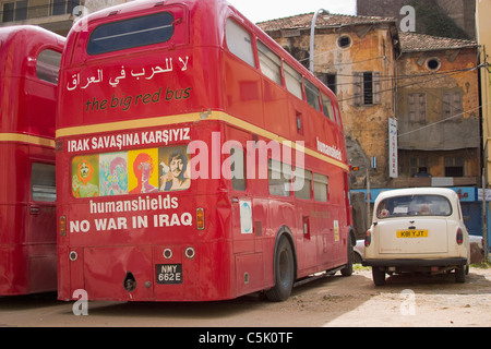 Les bus à impériale de Joe Letts et activiste de la paix Ube Evans portant des boucliers humains à Bagdad, l'Iraq, à Beyrouth, Liban Banque D'Images