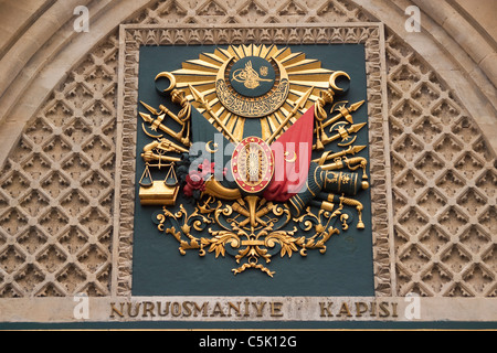 Au-dessus du joint de porte d'entrée Nuruosmaniye du Grand Bazar, Istanbul, Turquie Banque D'Images