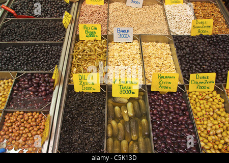 Olives et pickles, le marché aux poissons à Beyoglu, Istanbul, Turquie Banque D'Images