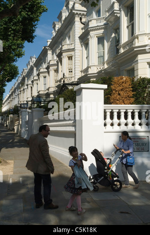 Holland Park London W.11. Royaume-Uni cette route ou rue est juste appelée «Holland Park» vue extérieure propriétés chères des années 2010 2011 personnes de groupe familial. Angleterre HOMER SYKES Banque D'Images