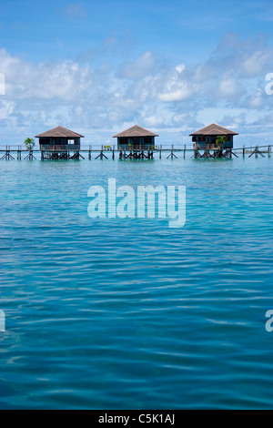 Trois bungalows, Sipadan-Kapalai Dive Resort, Sabah, Bornéo, Malaisie Banque D'Images