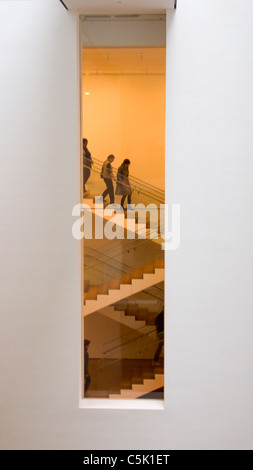 Les visiteurs de marcher dans les escaliers dans le Museum of Modern Art, MoMA, New York, NY, USA Banque D'Images