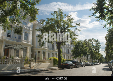 Maisons familiales de style de vie riche à Holland Park Londres W.11. UK cette route ou rue est juste appelé 'Holland Park' vue extérieure propriétés chères 2010s 2011 UK HOMER SYKES Banque D'Images