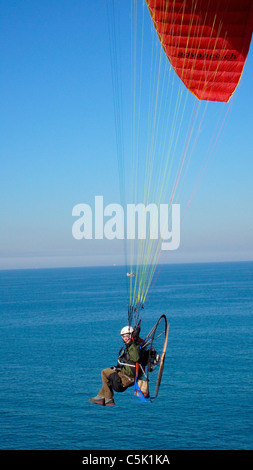 Pilote parapente Powered survolant Kilyos sur la côte de la mer Noire, Istanbul, Turquie, vue aérienne Banque D'Images