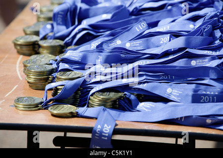 Une pile de médailles avec rubans bleus, pour utilisation à une tri-athlon événement à Blenheim Palace, Oxfordshire Banque D'Images