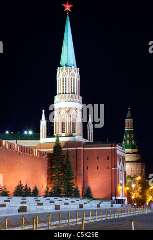 Tour nikolskaïa du Kremlin de Moscou à la Place Rouge de nuit, la Russie. Banque D'Images