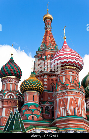 Les dômes de la cathédrale Saint-Basile (Pokrovsky Cathédrale) à Moscou. Banque D'Images