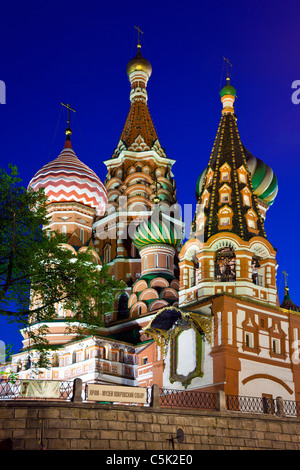 La Cathédrale de l'intercession du saint Basile sur la Place Rouge de nuit. Moscou, Russie. Banque D'Images