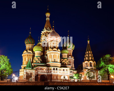 La Cathédrale de l'intercession du saint Basile sur la Place Rouge de nuit. Moscou, Russie. Banque D'Images