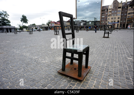 Monument à la mémoire des victimes du ghetto de Cracovie sous la forme de grandes chaises en bronze sur la plac Bohaterow Getta Banque D'Images