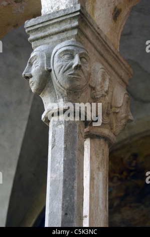 La Croatie. Dubrovnik. Couvent franciscain. 14e siècle. Reconstruite au 17e siècle. Chapiteau du cloître.. Banque D'Images