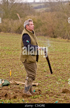 Un fusil tirer sur son peg pendant un faisan et perdrix shoot Banque D'Images