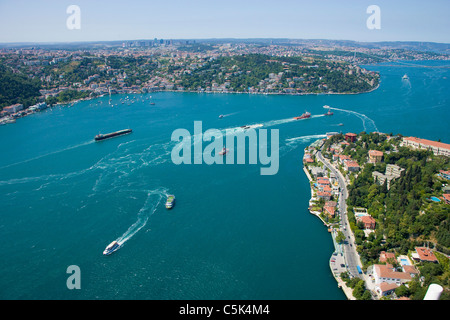 Remorquage de bateaux un module d'une plate-forme de gaz naturel à travers le Bosphore, par antenne, Istanbul - Capitale Européenne de la Culture 2010 - Banque D'Images