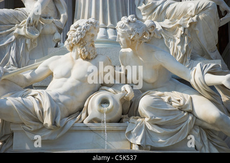 Détail de la fontaine d'Athena en face du parlement autrichien, Vienne, Autriche Banque D'Images