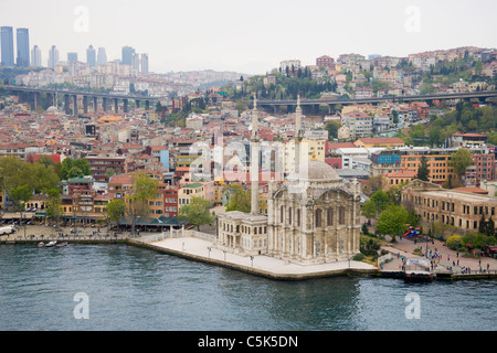 Grande Mosquée Mecidiye d'Ortakôy sur le Bosphore, par antenne, Istanbul - Capitale Européenne de la Culture 2010 - Turquie Banque D'Images