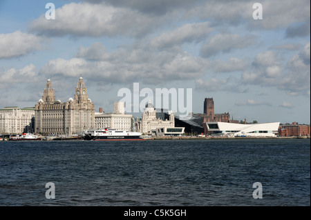 Ferry en face de l'immeuble du foie à la Pier Head à Liverpool Banque D'Images