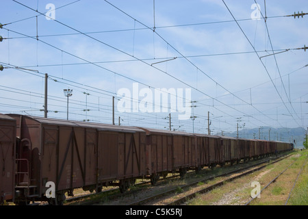 Train de marchandises et les lignes électriques comme vu de l'intérieur de la gare, près de Gaziantep / Fevzipasa, Antep, Turquie Banque D'Images