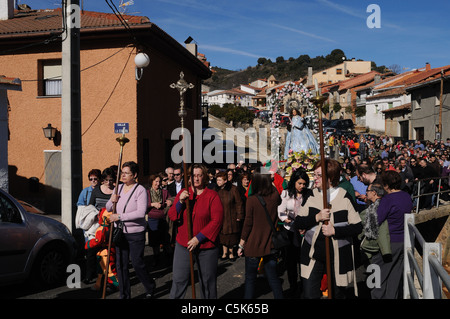 Procession - Carnival ' Botarga - Motley LA CANDELARIA ' dans RETIENDAS . Guadalajara. Castille-La Manche.ESPAGNE Banque D'Images