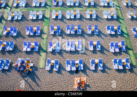 Vue aérienne de la plage bleue, chaises longues à la plage Konyaalti à Antalya, Turquie Banque D'Images