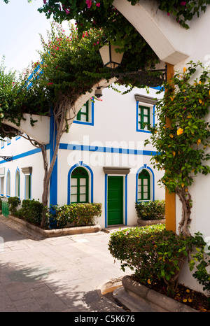 Coin de rue typique de Puerto de Mogán, Gran Canaria aux maisons colorées et planté d'Arches Banque D'Images