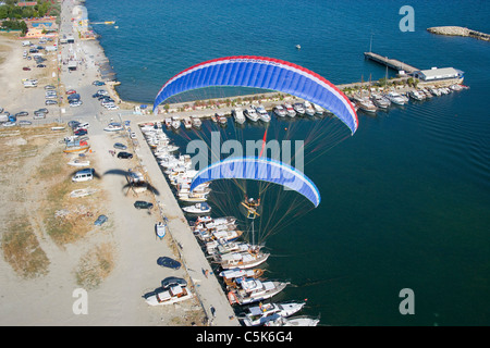 Deux parapentistes survolant bateaux powered amarrés dans Buyukcekmece, aérienne, au sud-ouest d'Istanbul, Turquie Banque D'Images