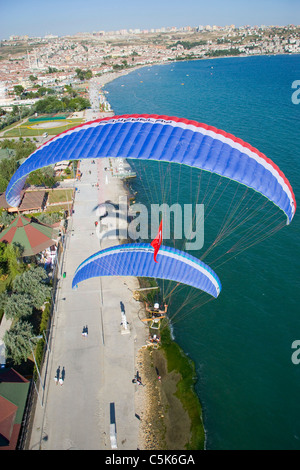 Deux parapentes en survolant la côte de Buyukcekmece, aérienne, au sud-ouest d'Istanbul, Turquie Banque D'Images