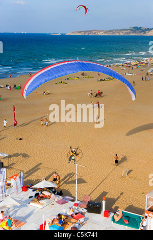 Parapente survolant les gens sous tension en profitant du soleil, par antenne, Burc Beach, Gumusdere, côte de la Mer Noire d'Istanbul, Turquie Banque D'Images