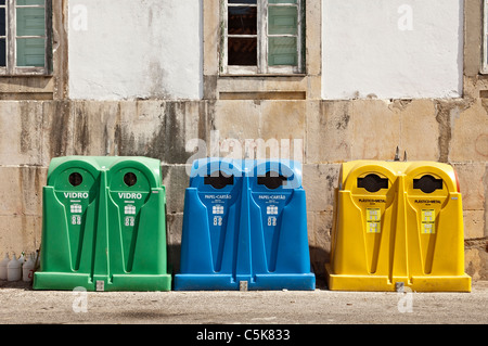 Rcycling point avec des conteneurs pour le verre, métal et plastique papier dans une rue, Portugal Banque D'Images