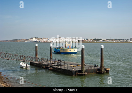 Quai flottant en Guadina river, Vila Real de Santo Antonio, Algarve, Portugal Banque D'Images