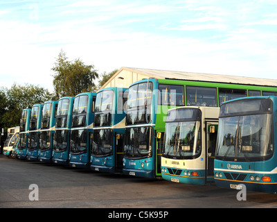 Une ligne de bus d'arriva à un garage bus arriva. Banque D'Images