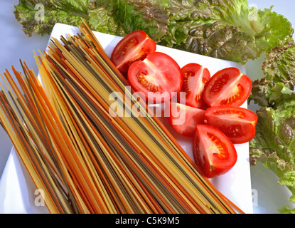 Spaghetti de couleur avec des tomates Banque D'Images