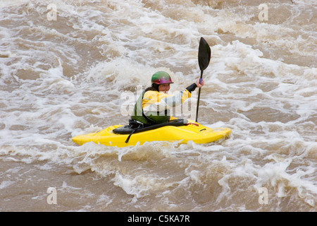 Kayakiste Femme à whitewater, Taos County, Nouveau Mexique Banque D'Images