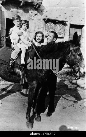 Humphrey Bogart, Lauren Bacall, Stephen et Leslie équitation une mule. 1955 Banque D'Images